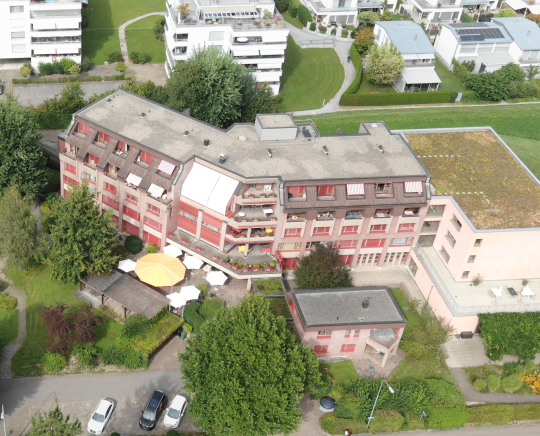 Luftaufnahme des Gemeindegebäude